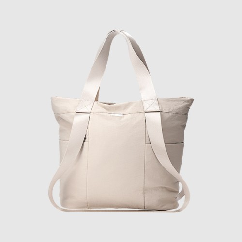 Beżowa Torba na ramię damska 4F – funkcjonalna, z hydrofobową impregnacją i licznymi kieszeniami, idealna na trening i co dzień