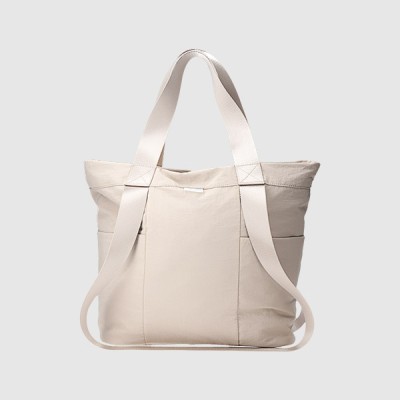 Beżowa Torba na ramię damska 4F – funkcjonalna, z hydrofobową impregnacją i licznymi kieszeniami, idealna na trening i co dzień