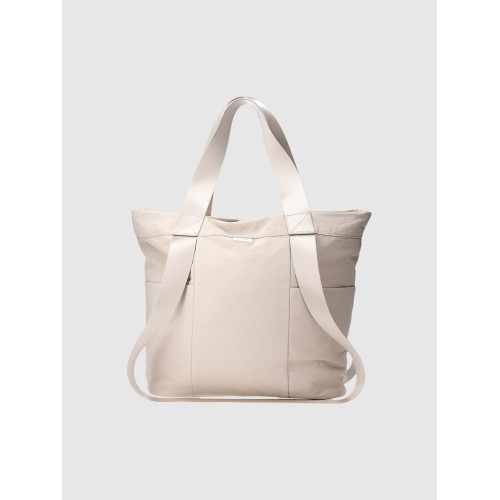 Beżowa Torba na ramię damska 4F – funkcjonalna, z hydrofobową impregnacją i licznymi kieszeniami, idealna na trening i co dzień