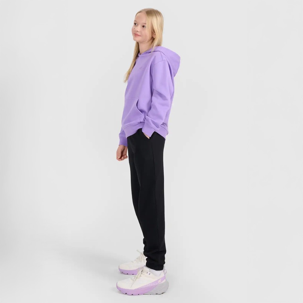 Spodnie dresowe dziewczęce 4F – wygodne, elastyczne, z haftem, idealne do szkoły i na trening.