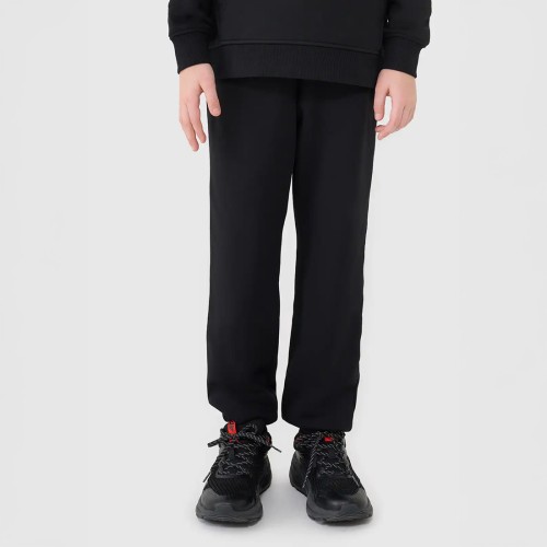 Chłopięce spodnie dresowe joggery 4F – wygodne, oversize, idealne do szkoły i na trening.