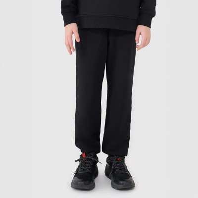 Chłopięce spodnie dresowe joggery 4F – wygodne, oversize, idealne do szkoły i na trening.