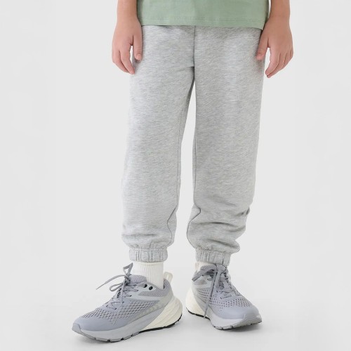 Szare Chłopięce spodnie dresowe joggery 4F – wygodne, oversize, idealne do szkoły i na trening.