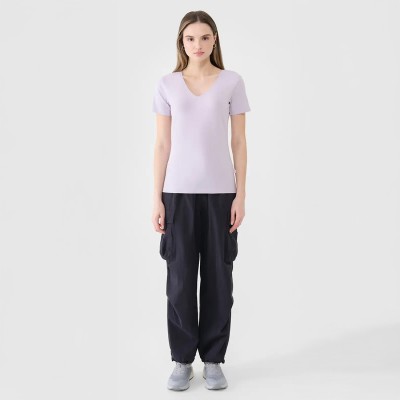 fioletowy Damski T-shirt 4F z dekoltem V – idealna koszulka na co dzień i do treningu.