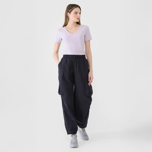 fioletowy Damski T-shirt 4F z dekoltem V – idealna koszulka na co dzień i do treningu.