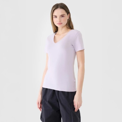 fioletowy Damski T-shirt 4F z dekoltem V – idealna koszulka na co dzień i do treningu.