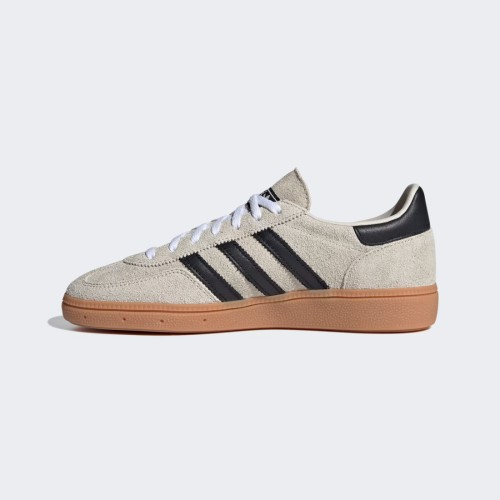 Beżowe Buty adidas Handball Spezial IF6562 – czarne zamszowe sneakersy z gumową podeszwą.