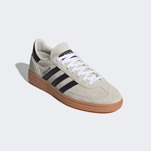 Beżowe Buty adidas Handball Spezial IF6562 – czarne zamszowe sneakersy z gumową podeszwą.