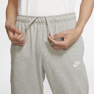 Szare spodnie dresowe Nike NSW Club Jogger FT – klasyczne joggery z elastyczną talią i ściągaczami na nogawkach.