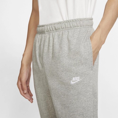 Szare spodnie dresowe Nike NSW Club Jogger FT – klasyczne joggery z elastyczną talią i ściągaczami na nogawkach.