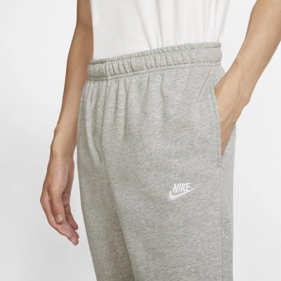 Szare spodnie dresowe Nike NSW Club Jogger FT – klasyczne joggery z elastyczną talią i ściągaczami na nogawkach.