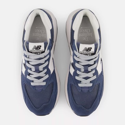 Granatowe Buty męskie New Balance M5740PCC – zamszowa cholewka, oversizowe logo N, masywna podeszwa z retro detalami.