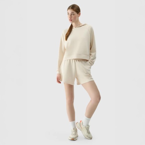 Beżowe Spodenki dresowe damskie 4F 4FWSS25TSHOF540 – regularny krój, elastyczny pas, dwie kieszenie boczne.