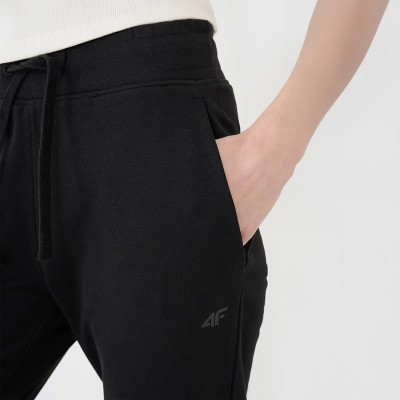 Spodnie dresowe damskie 4F 4FWMM00TTROF1138 – czarne joggery z kieszeniami i ściągaczem.