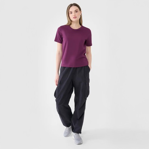 fioletowa Koszulka damska 4F 4FWSS25TTSHF1991 – regularny krój, bawełniana, krótki rękaw, okrągły dekolt.