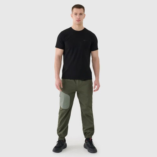 czarna Koszulka męska 4F 4FWSS25TTSHM2003 – regularny krój, bawełna organiczna, klasyczny okrągły dekolt.