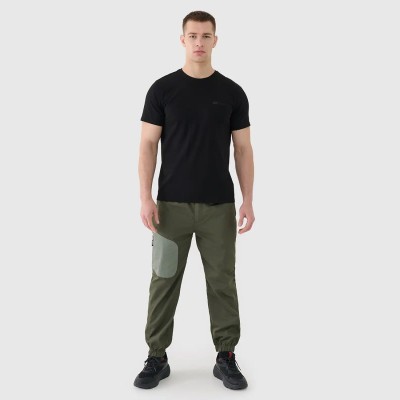 czarna Koszulka męska 4F 4FWSS25TTSHM2003 – regularny krój, bawełna organiczna, klasyczny okrągły dekolt.