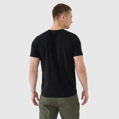 czarna Koszulka męska 4F 4FWSS25TTSHM2003 – regularny krój, bawełna organiczna, klasyczny okrągły dekolt.