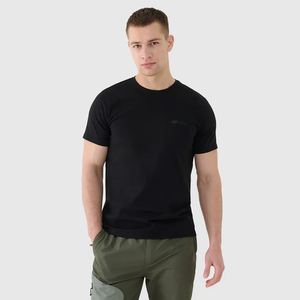 czarna Koszulka męska 4F 4FWSS25TTSHM2003 – regularny krój, bawełna organiczna, klasyczny okrągły dekolt.