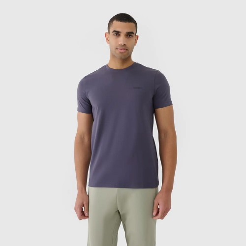 szara Koszulka męska 4F 4FWSS25TTSHM2003 – regularny krój, bawełna organiczna, klasyczny okrągły dekolt.