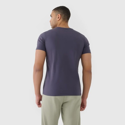 szara Koszulka męska 4F 4FWSS25TTSHM2003 – regularny krój, bawełna organiczna, klasyczny okrągły dekolt.