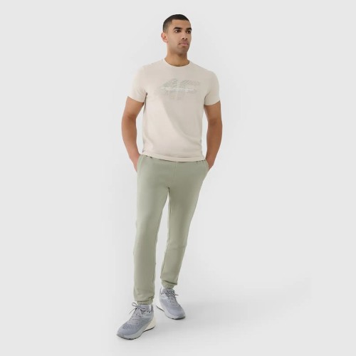 kremowa Koszulka męska 4F 4FWSS25TTSHM2004 – regularny krój, nadruk z logo, okrągły dekolt.