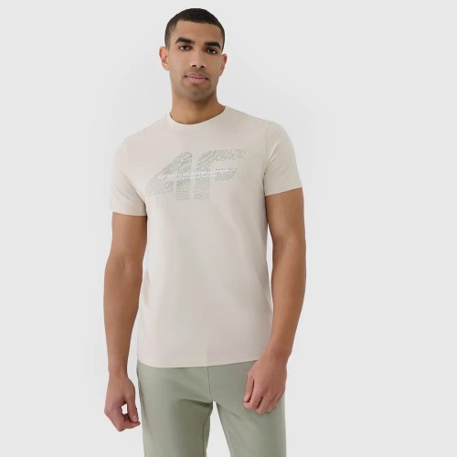 kremowa Koszulka męska 4F 4FWSS25TTSHM2004 – regularny krój, nadruk z logo, okrągły dekolt.