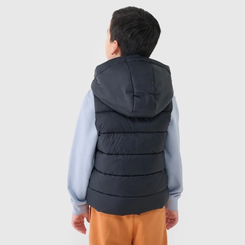 Bezrękawnik chłopięcy 4F – puch syntetyczny, hydrofobowa impregnacja, zintegrowany kaptur.