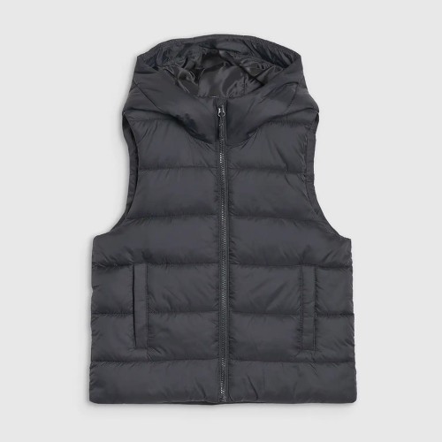 Bezrękawnik chłopięcy 4F – puch syntetyczny, hydrofobowa impregnacja, zintegrowany kaptur.