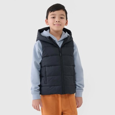 Bezrękawnik chłopięcy 4F – puch syntetyczny, hydrofobowa impregnacja, zintegrowany kaptur.