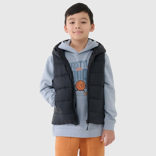 Bezrękawnik chłopięcy 4F – puch syntetyczny, hydrofobowa impregnacja, zintegrowany kaptur.