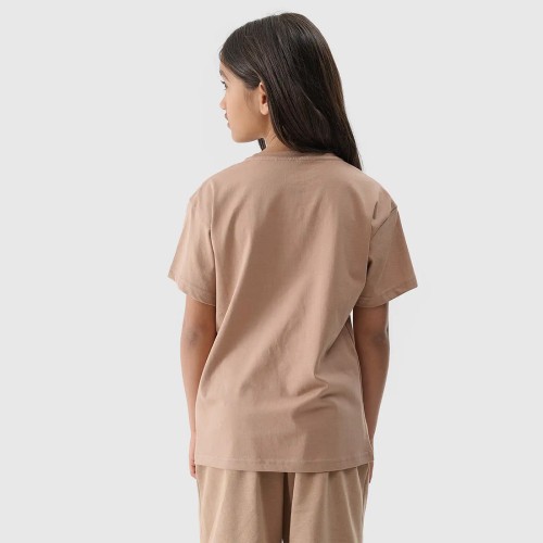 beżowa Dziewczęca koszulka 4F – oversize, okrągły dekolt, obniżone ramiona, wygodna i przewiewna.