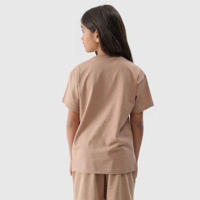 beżowa Dziewczęca koszulka 4F – oversize, okrągły dekolt, obniżone ramiona, wygodna i przewiewna.