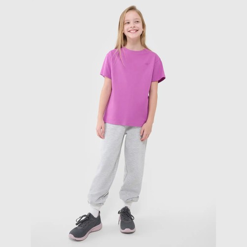 fioletowa Dziewczęca koszulka 4F – oversize, okrągły dekolt, obniżone ramiona, wygodna i przewiewna.