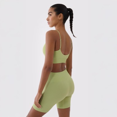 ZIELONY Biustonosz sportowy damski 4F z niskim wsparciem, technologia 4FDry, prążkowana dzianina, regulowane ramiączka.