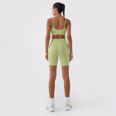 ZIELONY Biustonosz sportowy damski 4F z niskim wsparciem, technologia 4FDry, prążkowana dzianina, regulowane ramiączka.