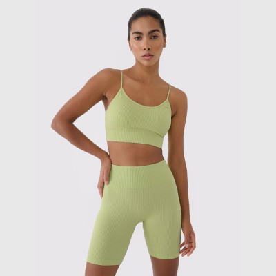 ZIELONY Biustonosz sportowy damski 4F z niskim wsparciem, technologia 4FDry, prążkowana dzianina, regulowane ramiączka.