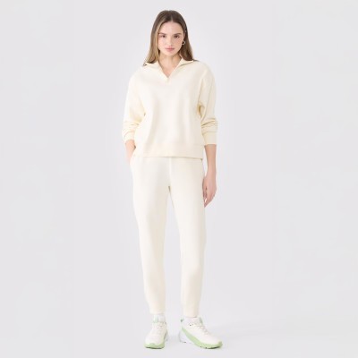 Bluza damska 4F bez kaptura ze stójką, wkładana przez głowę, z elastycznymi mankietami i ściągaczem u dołu.