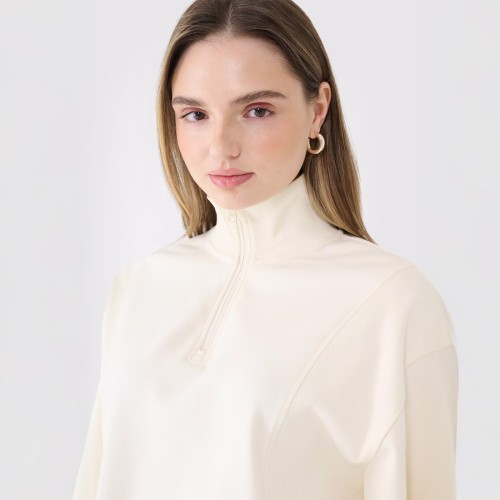 Bluza damska 4F bez kaptura ze stójką, wkładana przez głowę, z elastycznymi mankietami i ściągaczem u dołu.