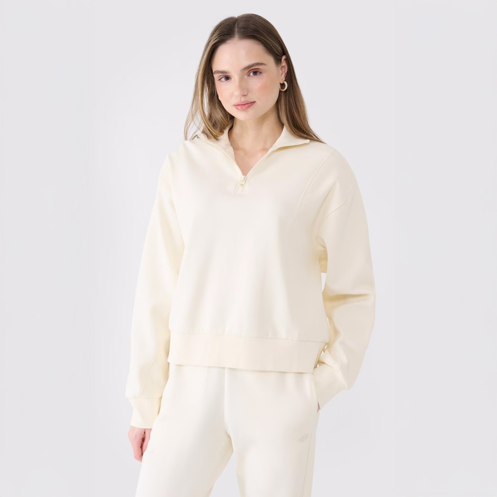 Bluza damska 4F bez kaptura ze stójką, wkładana przez głowę, z elastycznymi mankietami i ściągaczem u dołu.